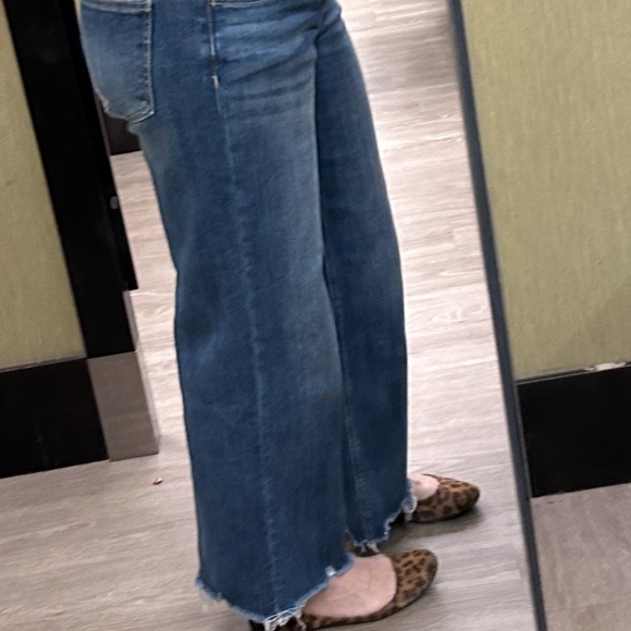 Cool Girl Mid Rise Wide Leg Crop Lovervet Jeans
Size 7/28 - Picture 14 of 16